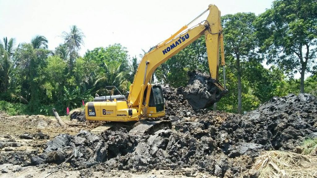แม็คโคร pc200 ทำงานตักดิน ที่ นนทบุรี 10ไร่